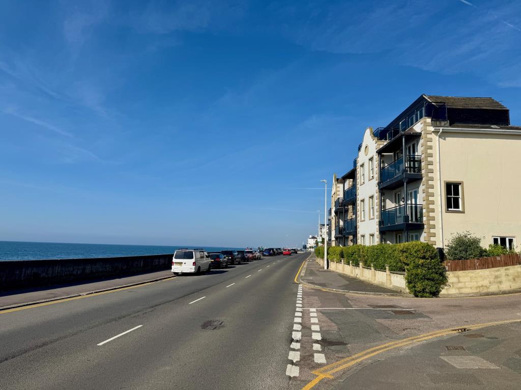 Lot: 111 - TWO ADJACENT SEA FRONT BLOCKS COMPRISING ELEVEN APARTMENTS - View of building